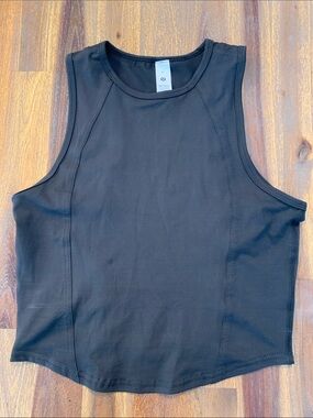 Lululemon workout top. Women’s size 6.